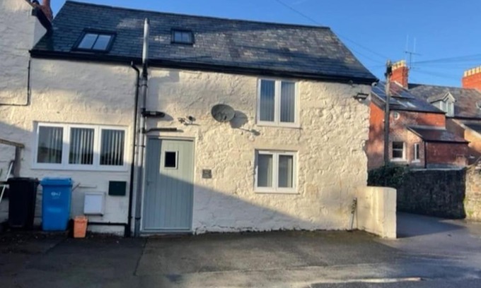 Denbigh House | Y Stabl 94a