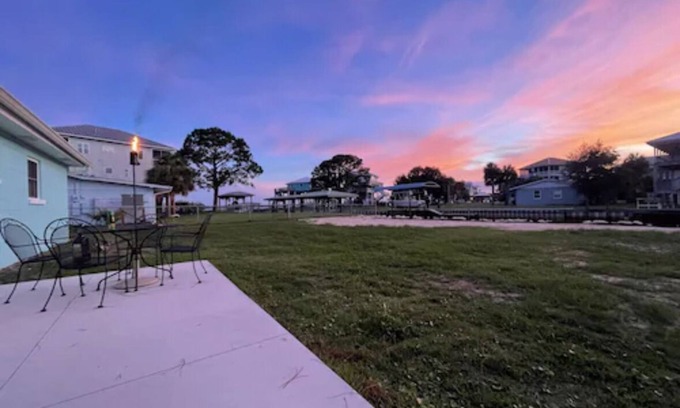Panacea House | Y Worry! Old Florida Waterfront! Beach, bike trails, boat ramp, fish, & fire pit