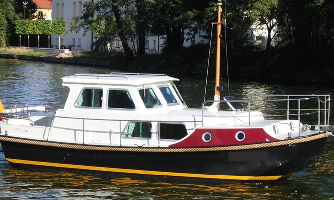 Oberhavel Boat Rental | Yacht Linssen DS 260 OC for 2 + 1 people.