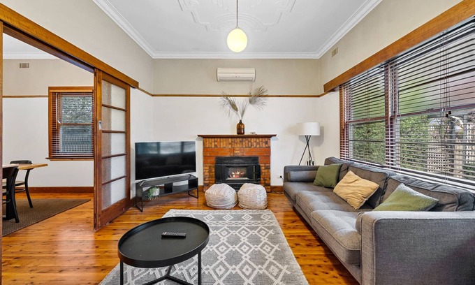 Myrtleford House | YANALEN - Pet Friendly Accommodation