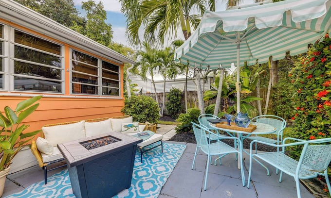 Lake Worth Cottage | Yard & Hot Tub: Historic Lake Worth Cottage!