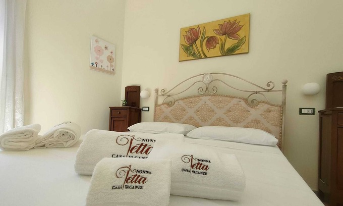 Novoli Apartment | "Yarns and Embroidery" suite with living room, private bathroom, garden and hydro bath