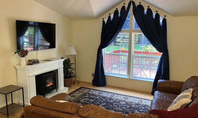 Crescent City Cottage | Yellow cottage in the woods- 5 min from beach!