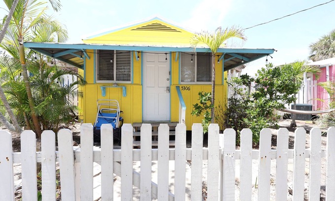 Siesta Key Village Cottage | Yellow Palm Cottage steps from the beach
