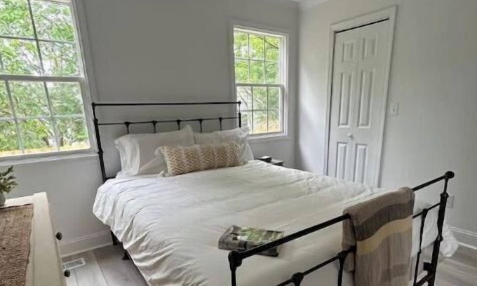 Wilmington House | Yellow Swann-7 min walk to Live Oak Pavillion, Downtown
