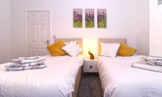 Newton-le-Willows House | Yellow Twin room in Rydal House