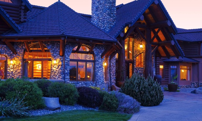 Walla Walla House | Yellowhawk Resort Main House, luxury lodging in the heart of Wine Country.n