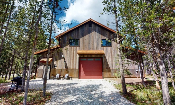 Island Park Apartment | Yellowstone Days* 1Br-1Ba Apartment, Sleeps 2, Wifi, 25 Miles to Yellowstone