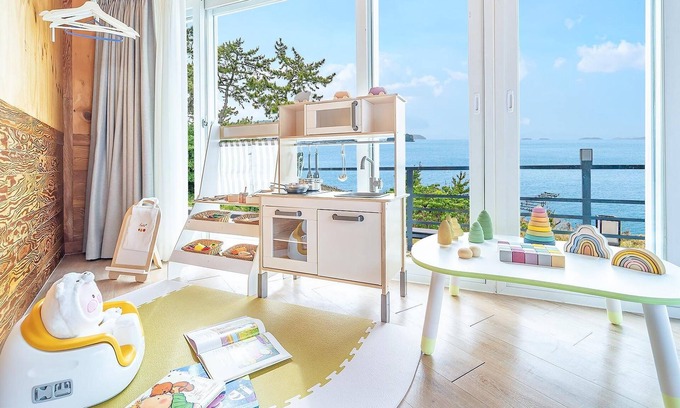 Dolsan-eup House | Yeosu Hi Mom Kids Family Pension Black