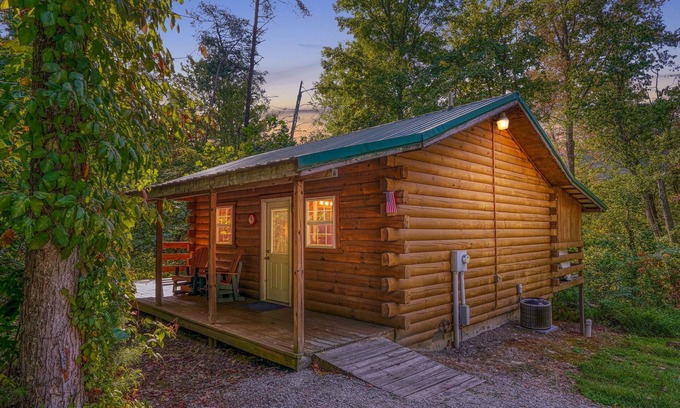 South Bloomingville Cabin | Yesteryear: Private + Handicap accessible couples cabin in Hocking with hot tub!