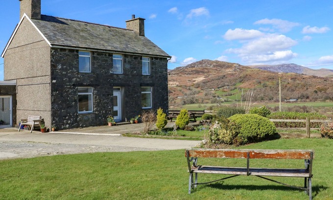 Dolbenmaen Cottage | YMWLCH BACH FARMHOUSE, character holiday cottage in Criccieth