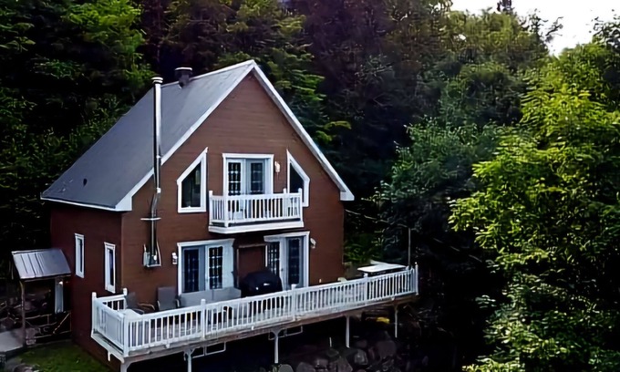 Lac-Superieur Ski Chalet | YOMI Chalet - a peaceful oasis in the heart of nature