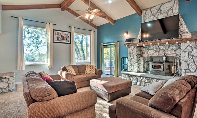 Yosemite Forks House | Yosemite Home w/Deck < 4 Mi to Bass Lake!