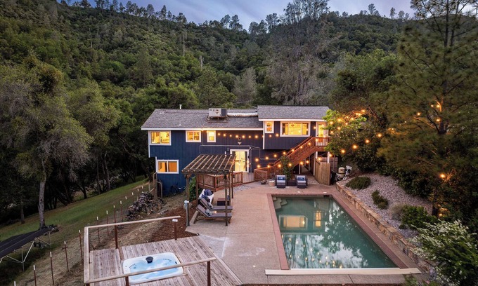 Mariposa House | Yosemite Oasis - Mountain Views with Pool and Hottub