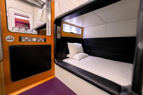 Gatwick Hotel | YOTELAIR London Gatwick Airport