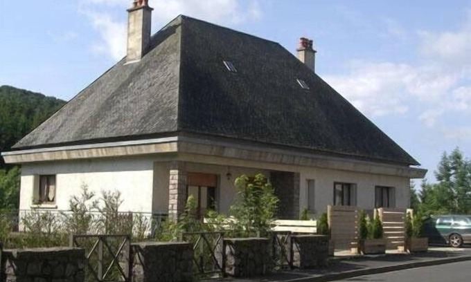 Egliseneuve-d'Entraigues House | You're fond of nature, lakes, cows ! you've just found a house for your holidays