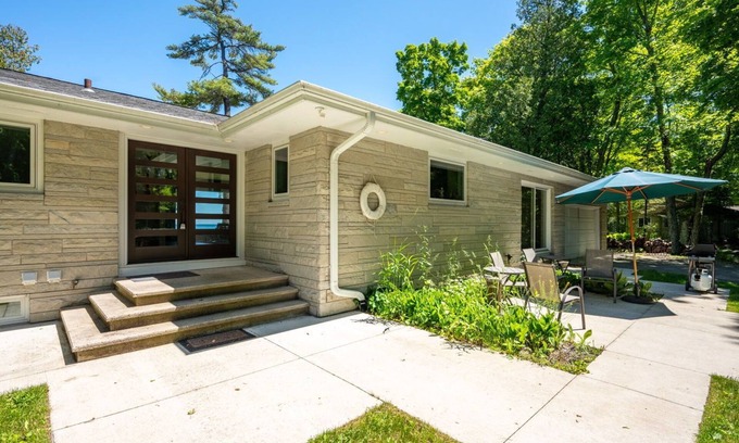Sturgeon Bay House | You’ll find this unique Lake Michigan beachfront getaway on scenic Glidden Dr.
