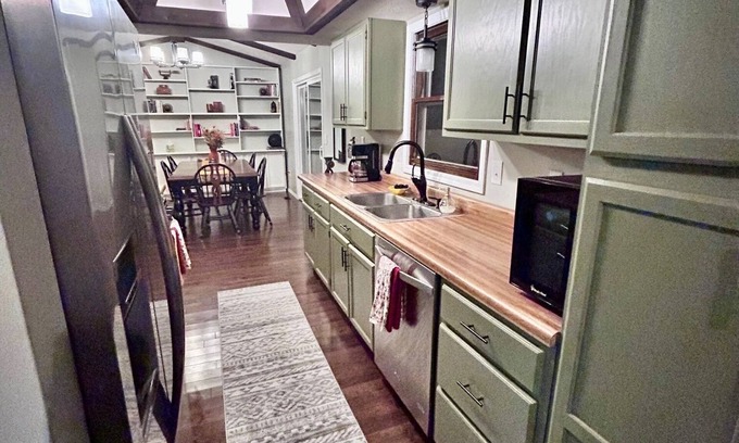 Ellettsville Cottage | Your charming 3-bedroom cottage retreat awaits! 10min to IU Stadium!