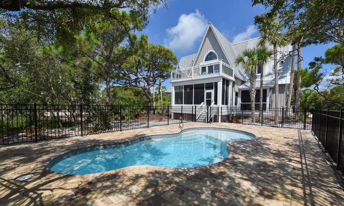 Plantation House | YOUR FAMILY'S UNFORGETTABLE VACATION AWAITS YOU AT SAND SOLACE!