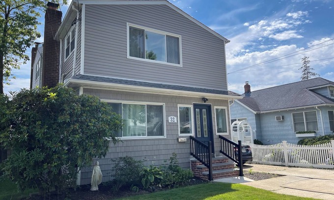 Farmingdale House | Your Farmingdale Escape: 5BR, 2BA Home with Backyard & Prime Location