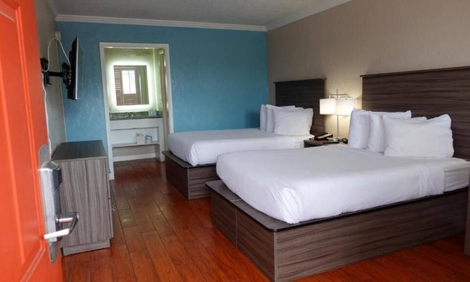 June Park House | Your Home Away From Home! Free Breakfast, Free Parking, Pool!