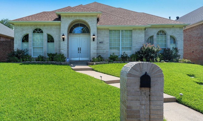 Longview House | Your home away from home. Fully furnished & tastefully decorated w/you in mind.
