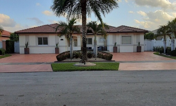 Miami Lakes House | Your home away from home