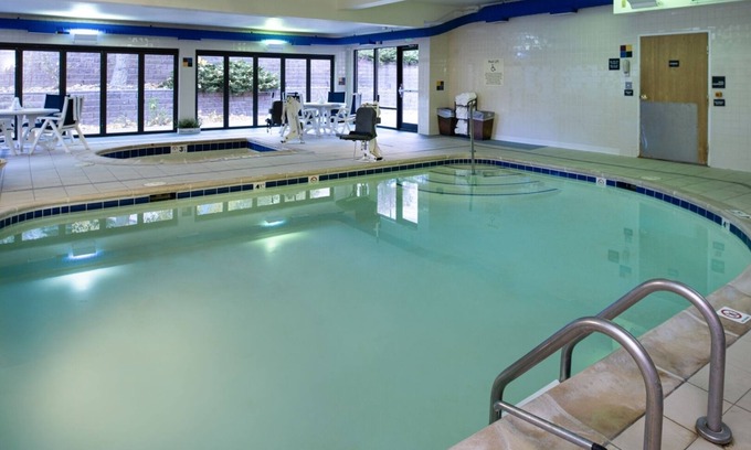 Glenwood Springs Hotel | Your Home Away from Home! Free Breakfast, Pool, Pets Allowed, Free Parking!