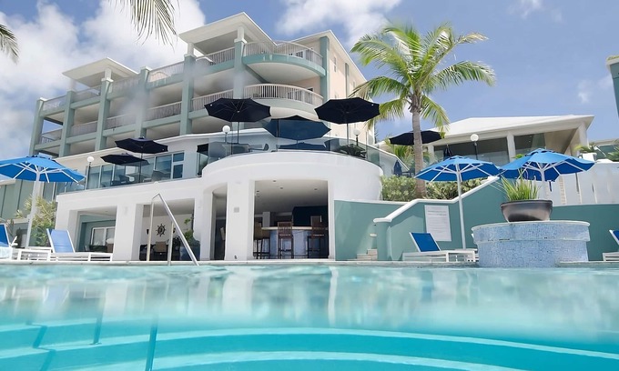 Paget Hotel | Your Home Far Away From Home! Outdoor Pool, FREE Parking, Near Southlands!