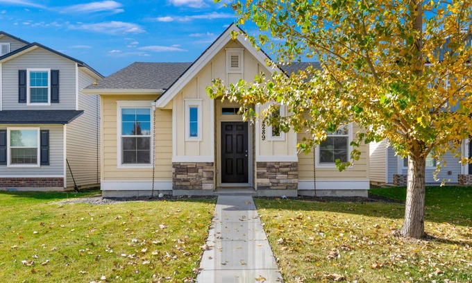 Meridian House | ❃Your Homebase for BSU Sports! Quiet Neighborhood, plenty to do! Book today!❃