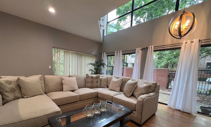 Old Town House | YOUR IDEAL LONG TERM - In the Heart of Lincoln Park w/Patio!