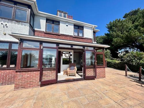 Poole House | Your Lake side Retreat Sleeps 10-12 Nr Park & Sea