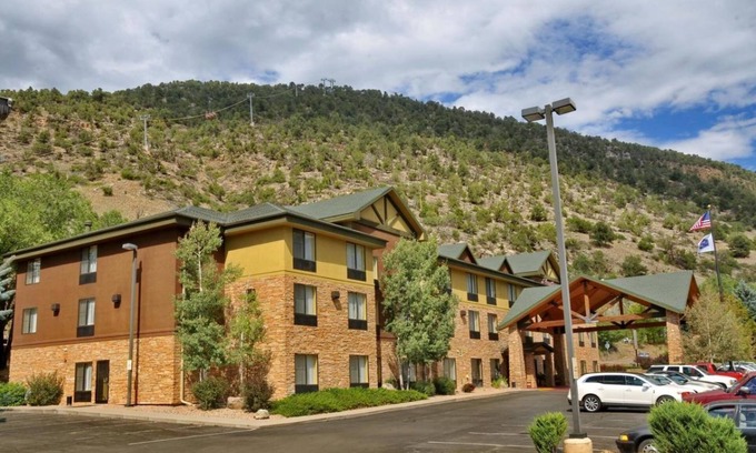 Glenwood Springs Hotel | Your Peaceful Mountain Escape! Free Breakfast, Indoor Pool, Free Parking!