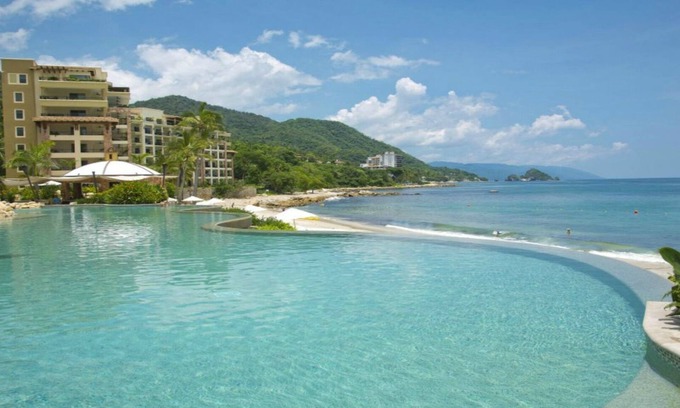 Romantic Zone Resort | Your Perfect Getaway! Oceanfront Room~ Infinity Pool~ Amenities ✅ | Garza Blanca