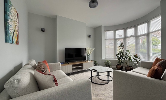 Sheffield House | Your Relaxing 2-Bed Getaway with Parking