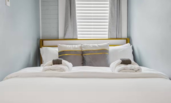 Eastside House | Your Savannah Pop Photo Booth+Walk to Froyle Park