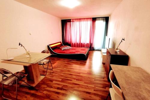 Sindelfingen Apartment | Your Second Home - Feel like home- Studio Apartment in Heart of City