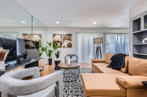 Bouldin Apartment | Your Walkable King Bed Getaway - Sleeps 4 - Pool Pkg