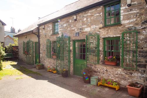 Tregaron House | Yr Hen Efail - Old Smithy