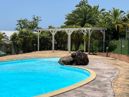 Saint-Claude Apartment | Zabana Lodge, dans un jardin tropical avec piscine