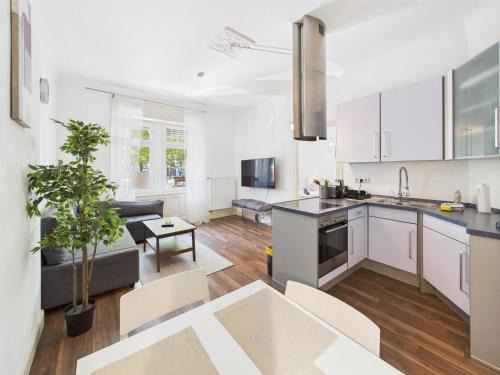 Wiesbaden Apartment | Zentrales Apartment im Westend I Küche I Balkon I für bis zu 4 Personen