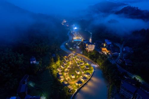 Wulingyuan Hotel | ZhangJiaJie Peak&Creek Resort-At National Forest Park with Free Shuttle