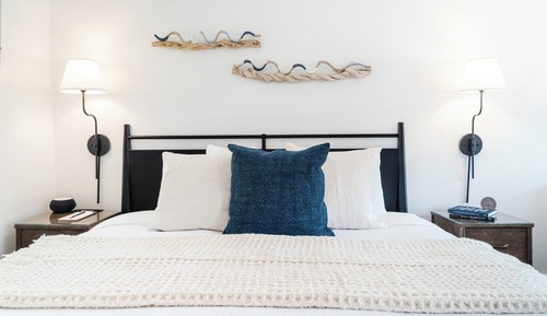 Bungalow - 1 King & Pullout Sofa