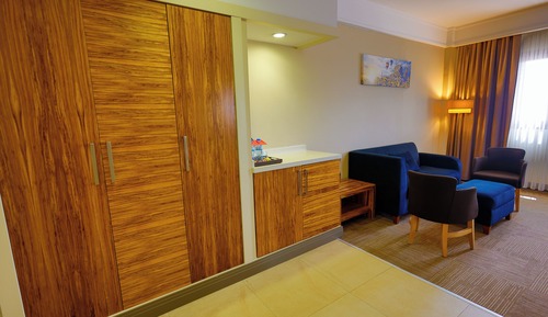 Junior Suite, Non Smoking (1 Queen Bed, 2 Single Beds)