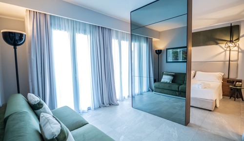 Junior Suite, 1 Queen Bed, Non Smoking, Garden Area (with Sofabed)