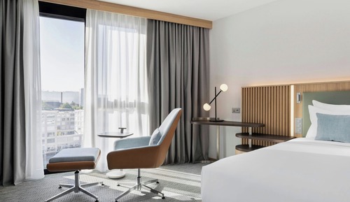 Deluxe Room, 1 King Bed, City View, Corner