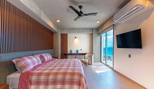 Deluxe Condo, 2 Bedrooms, Beach View 406