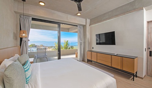 Deluxe Condo, 2 Bedrooms, Beach View 204