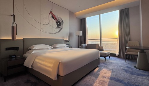 Room, 1 King Bed (Sunsets Lake Scene)