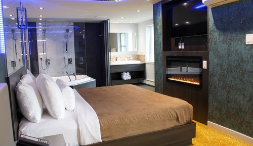 Signature Suite, 1 King Bed, Smoking, Hot Tub